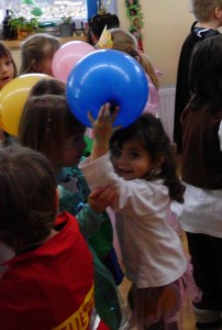 Luftballontanz im Montessori Kindergarten Frasdorf